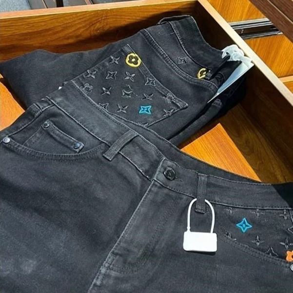 2025年秋冬新作メンズ刺繍ジーンズ、スリムフィットストレッチパンツ、カジュアルロングパンツ