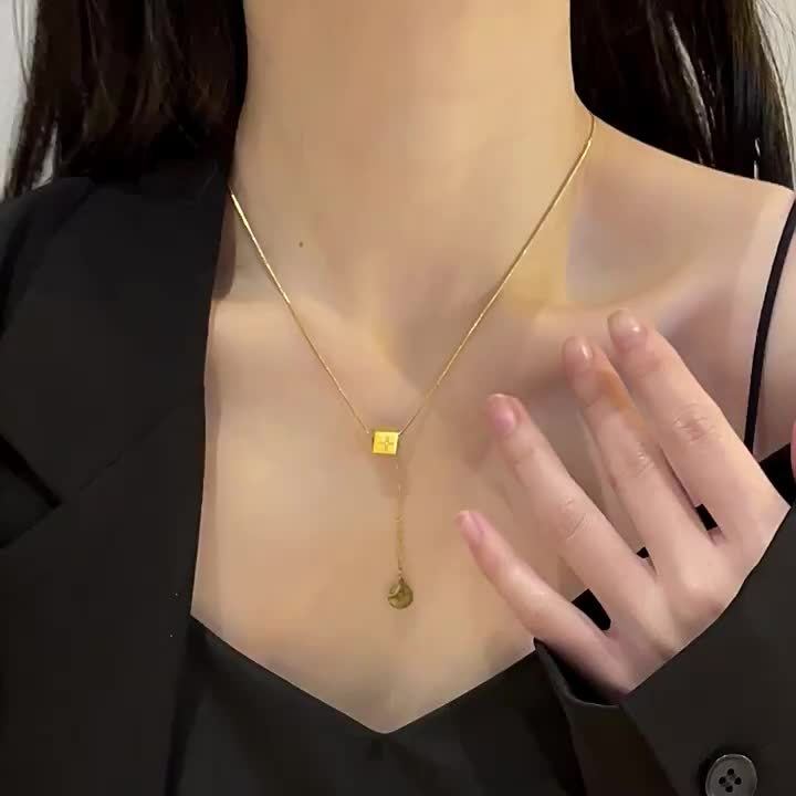 チタン鋼の軽量高級スクエアペンダントネックレス、女性用のエレガントなショート鎖骨チェーン。