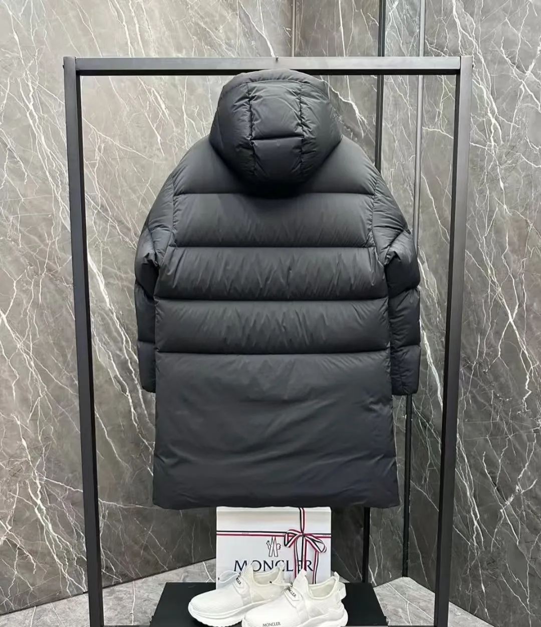 冬の人気商品、暖かくて厚手のフード付きミドル丈ダウンジャケット