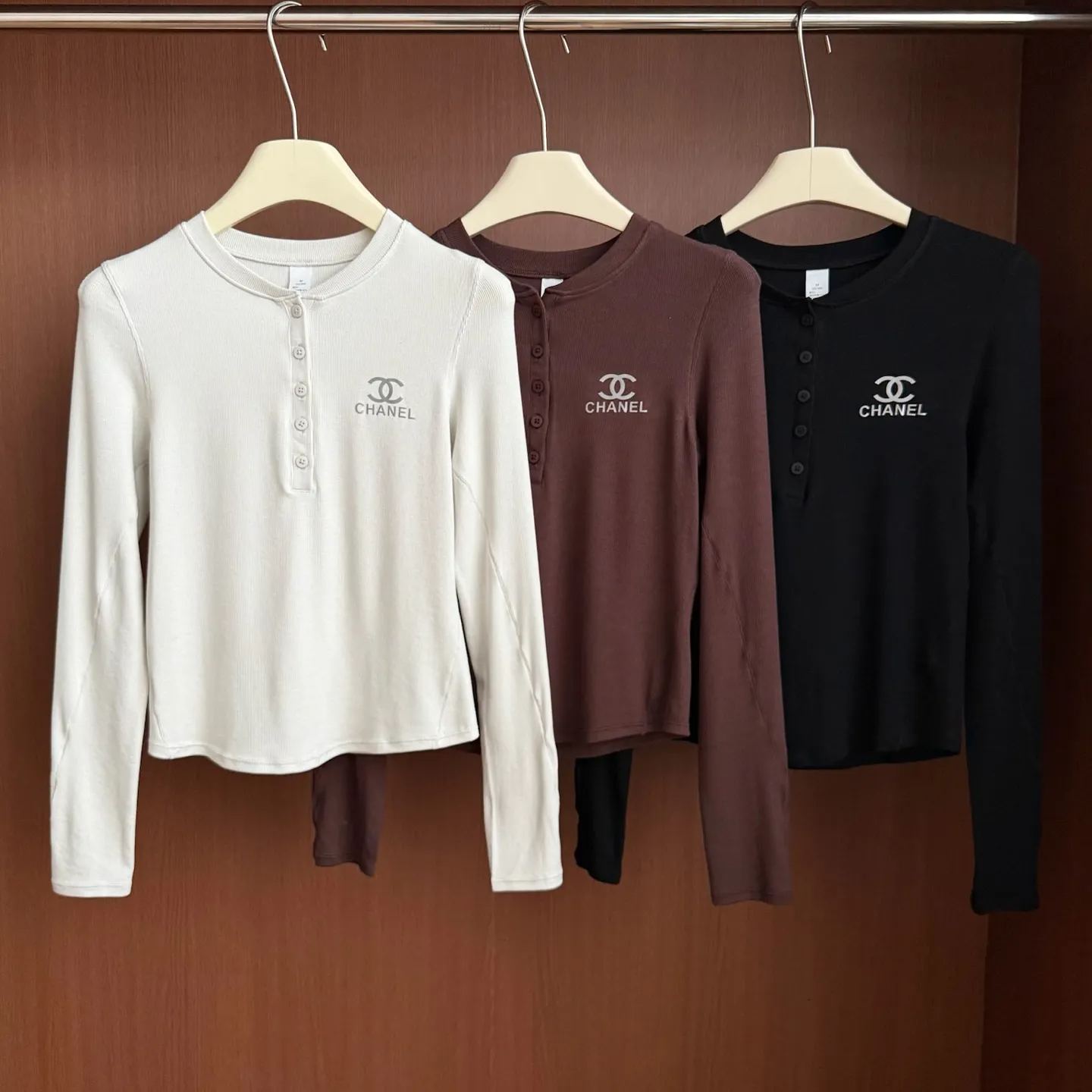 新作秋冬レター刺繍入り長袖万能スリムフィットトップス、ラウンドネックベースTシャツ