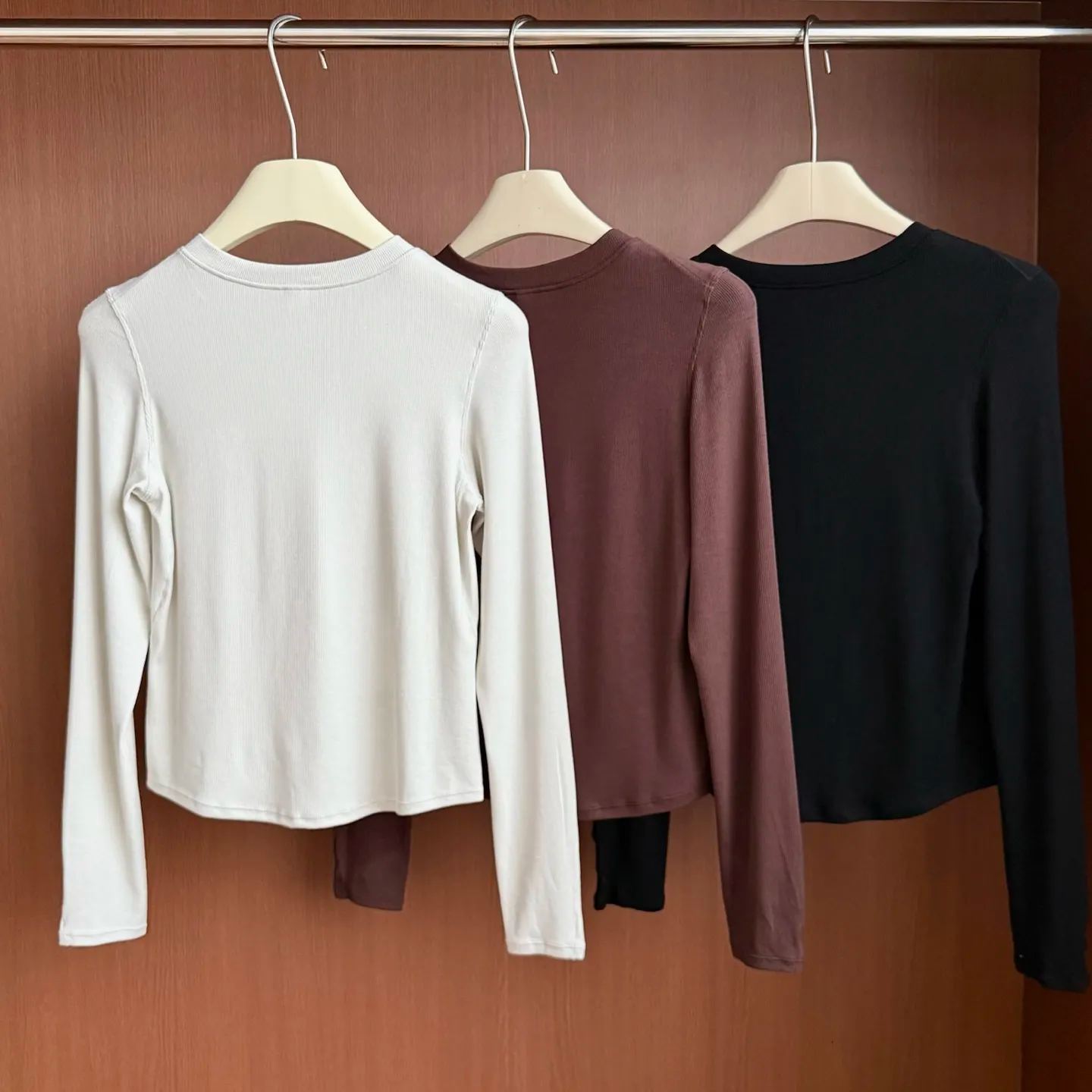 新作秋冬レター刺繍入り長袖万能スリムフィットトップス、ラウンドネックベースTシャツ