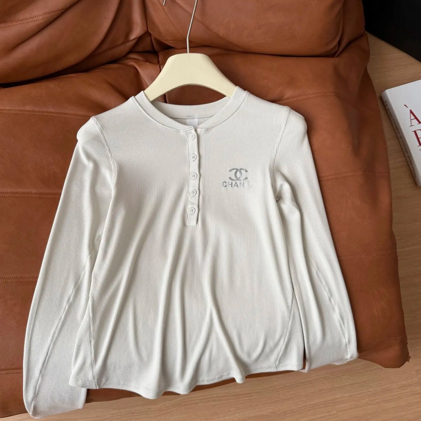新作秋冬レター刺繍入り長袖万能スリムフィットトップス、ラウンドネックベースTシャツ