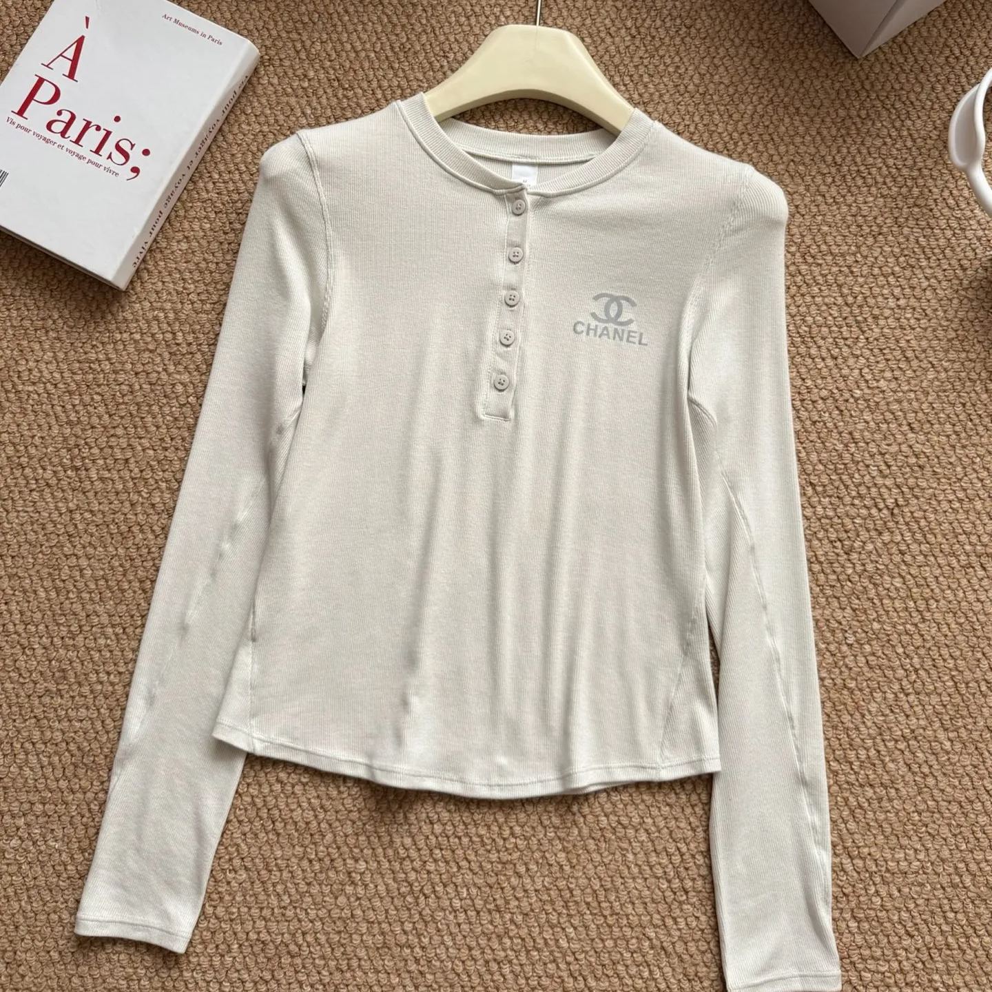 新作秋冬レター刺繍入り長袖万能スリムフィットトップス、ラウンドネックベースTシャツ