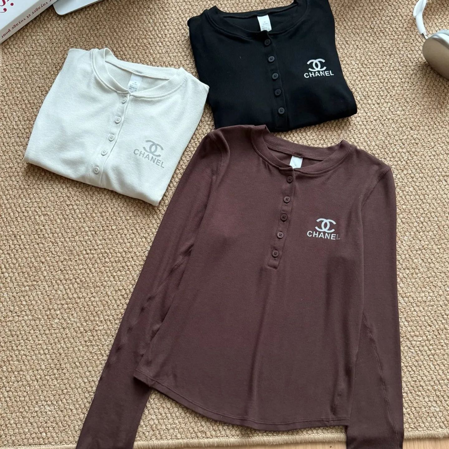 新作秋冬レター刺繍入り長袖万能スリムフィットトップス、ラウンドネックベースTシャツ