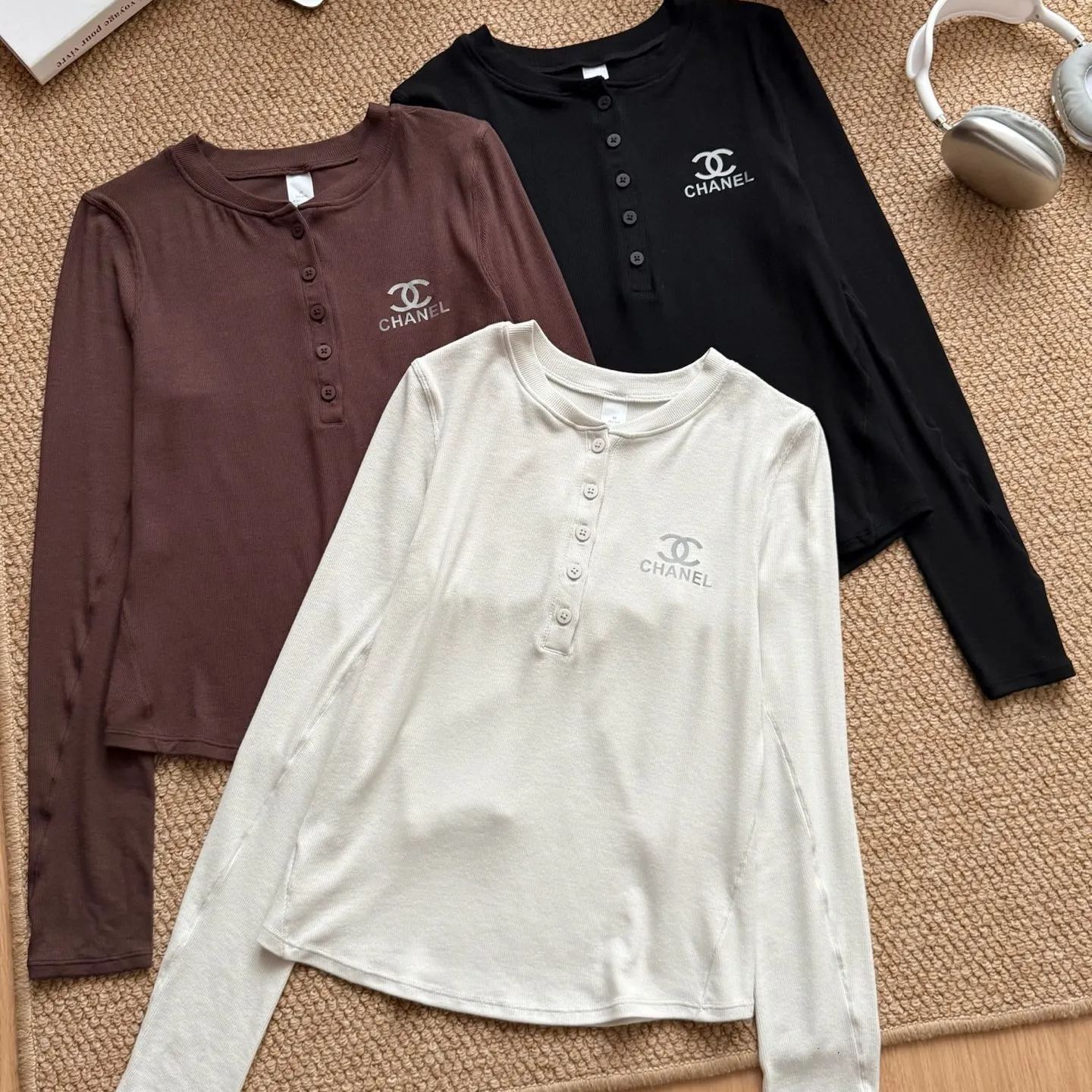 新作秋冬レター刺繍入り長袖万能スリムフィットトップス、ラウンドネックベースTシャツ