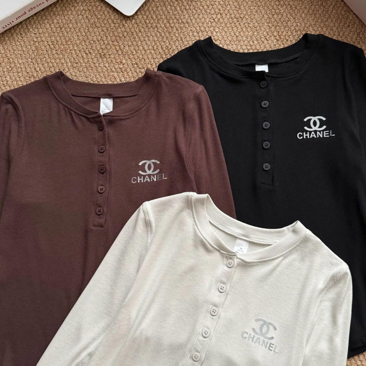 新作秋冬レター刺繍入り長袖万能スリムフィットトップス、ラウンドネックベースTシャツ