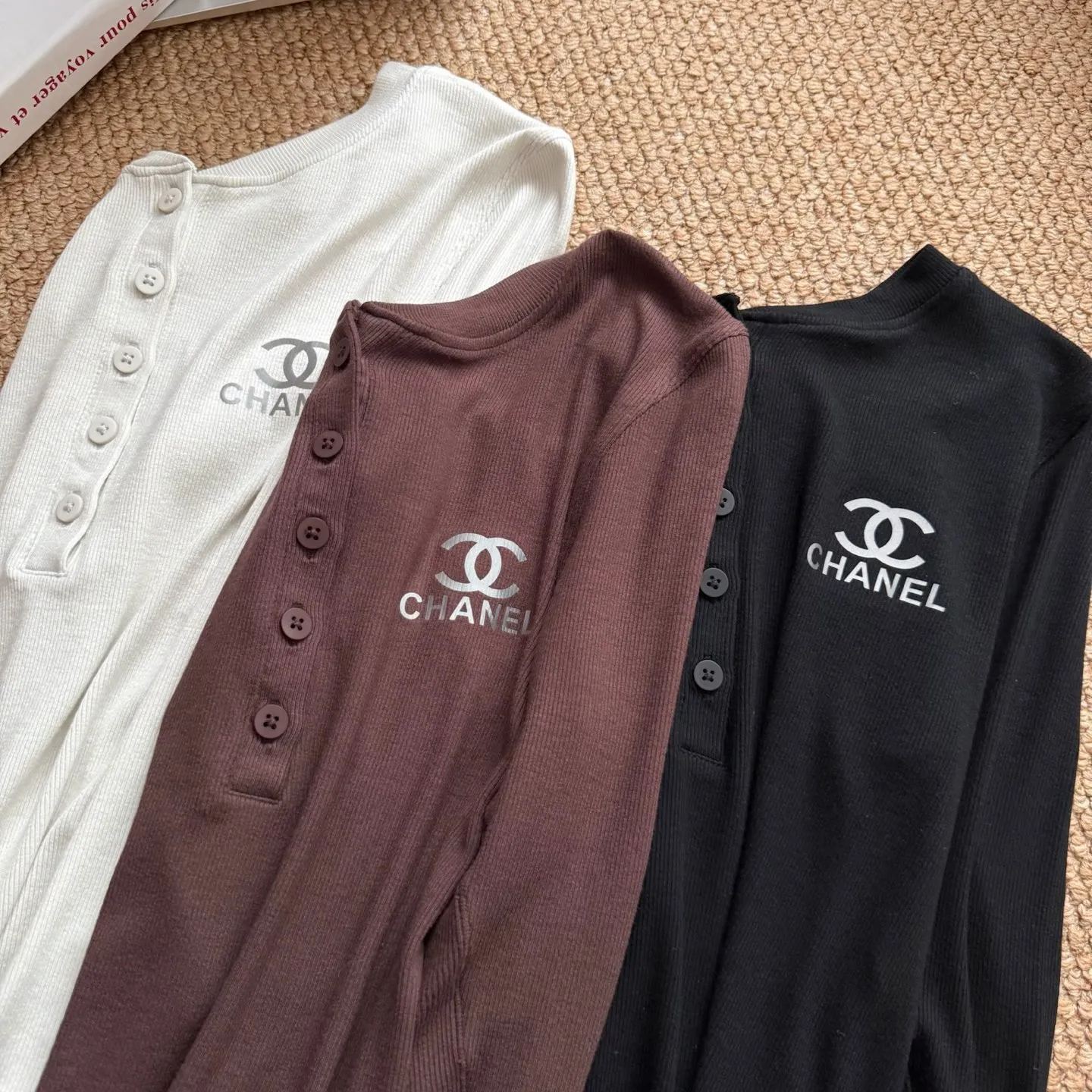 新作秋冬レター刺繍入り長袖万能スリムフィットトップス、ラウンドネックベースTシャツ