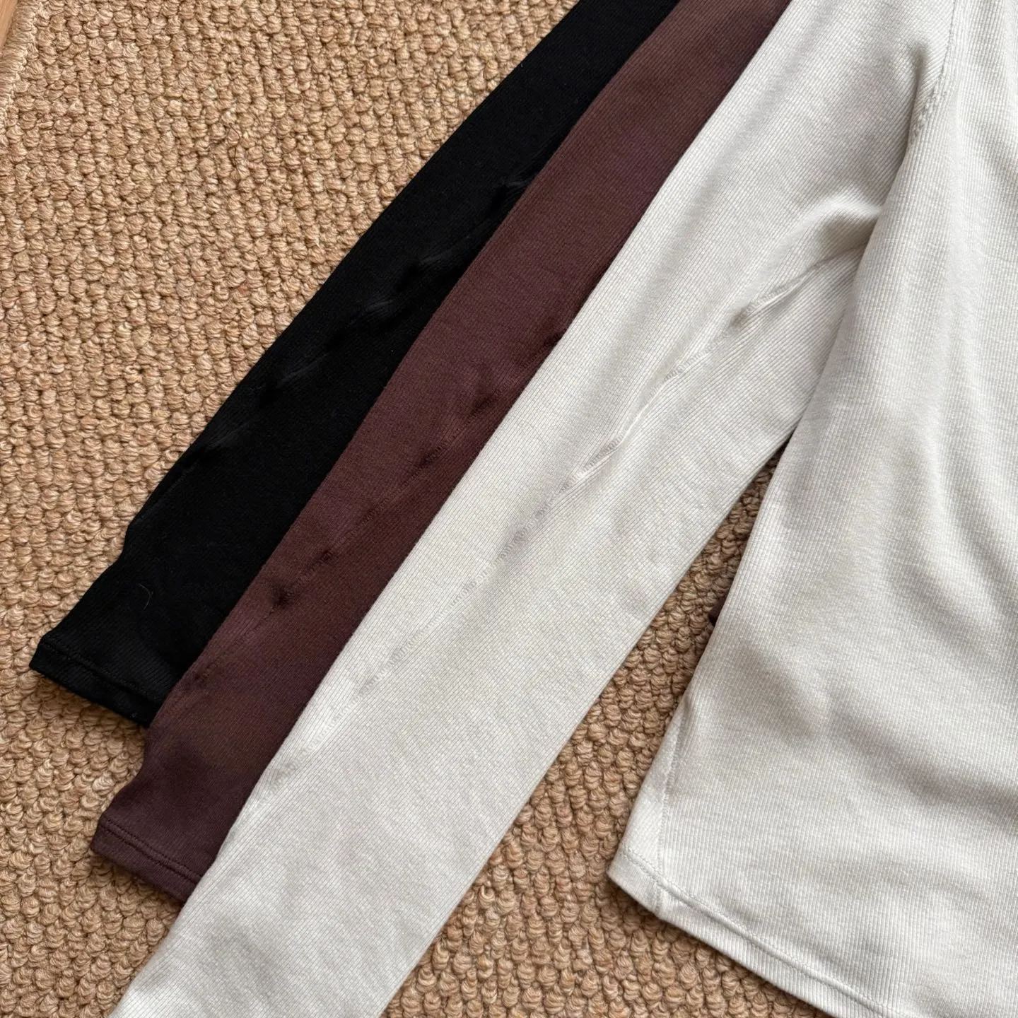 新作秋冬レター刺繍入り長袖万能スリムフィットトップス、ラウンドネックベースTシャツ