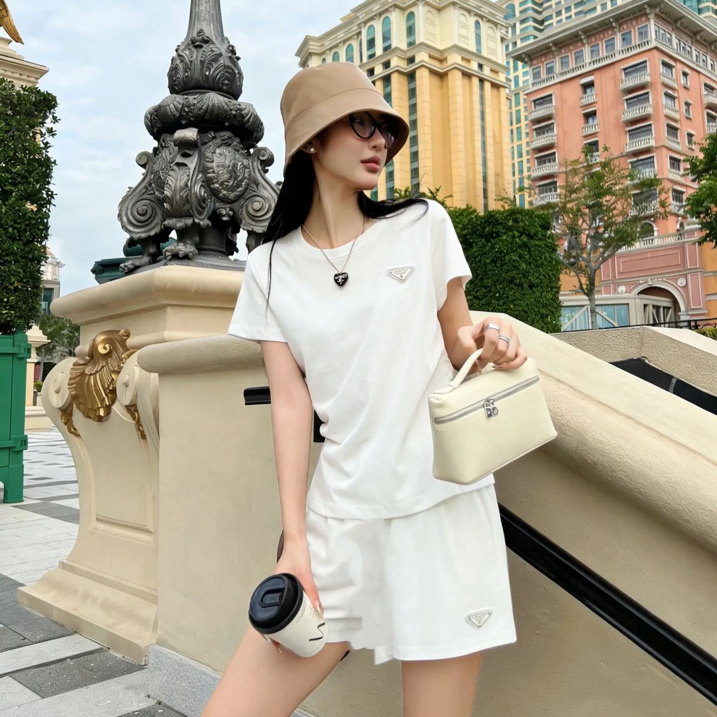夏にぴったりフィットする半袖トップスとショートパンツのセット