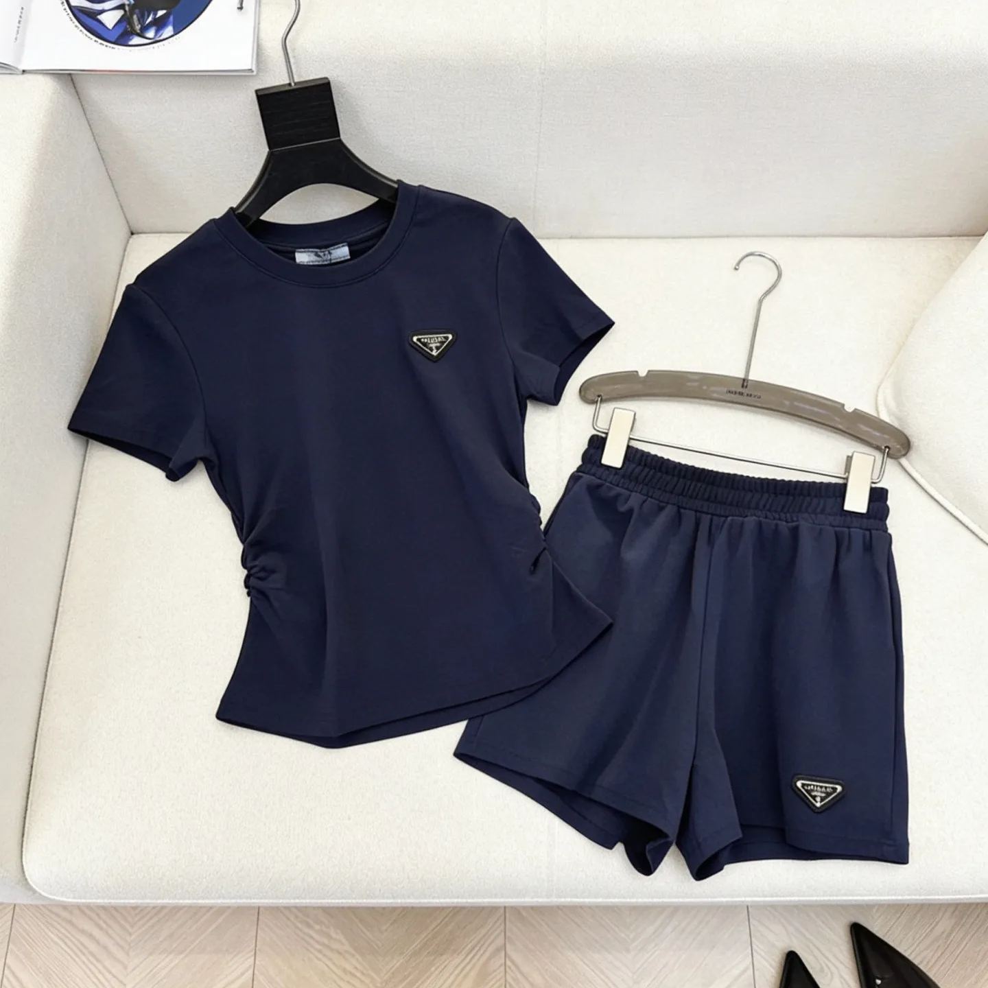 夏にぴったりフィットする半袖トップスとショートパンツのセット