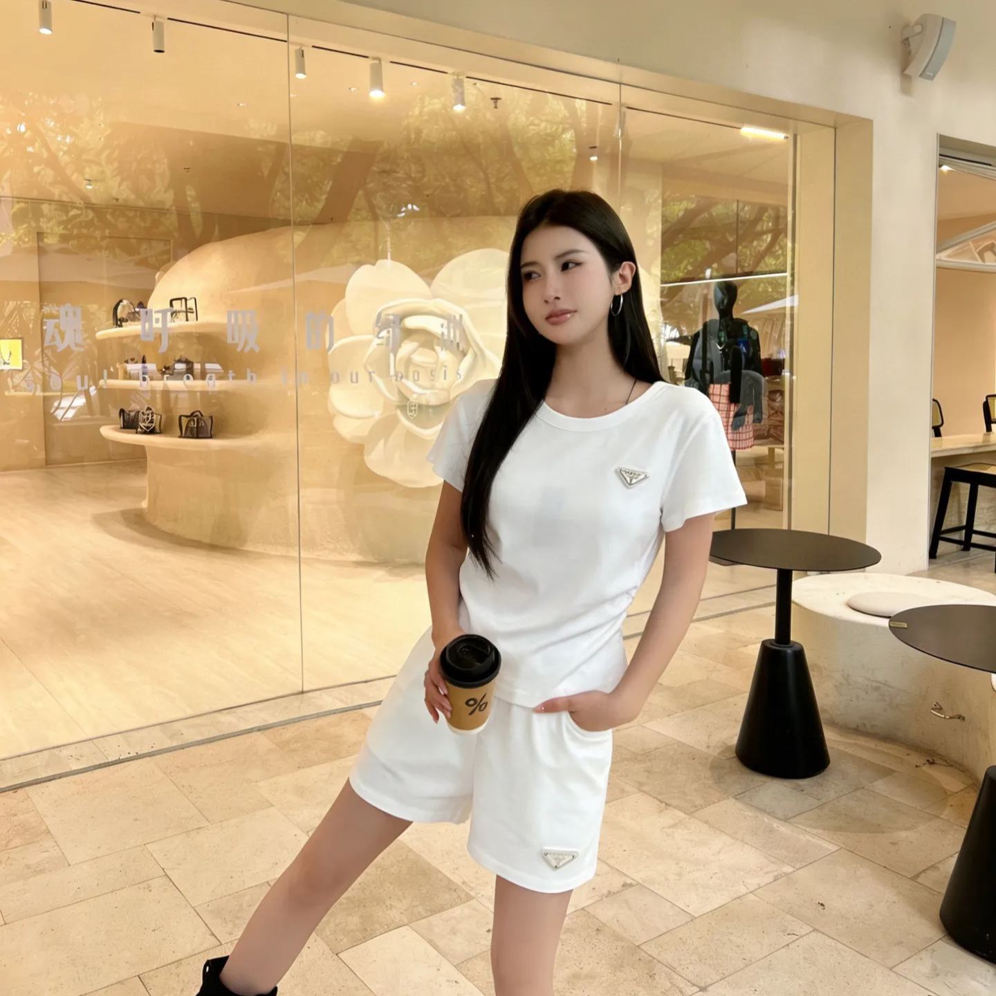 夏にぴったりフィットする半袖トップスとショートパンツのセット