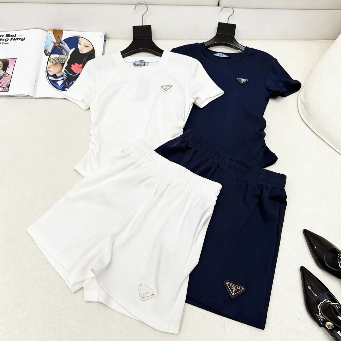 夏にぴったりフィットする半袖トップスとショートパンツのセット