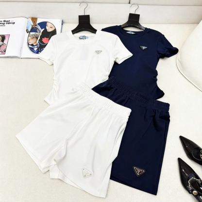 夏にぴったりフィットする半袖トップスとショートパンツのセット