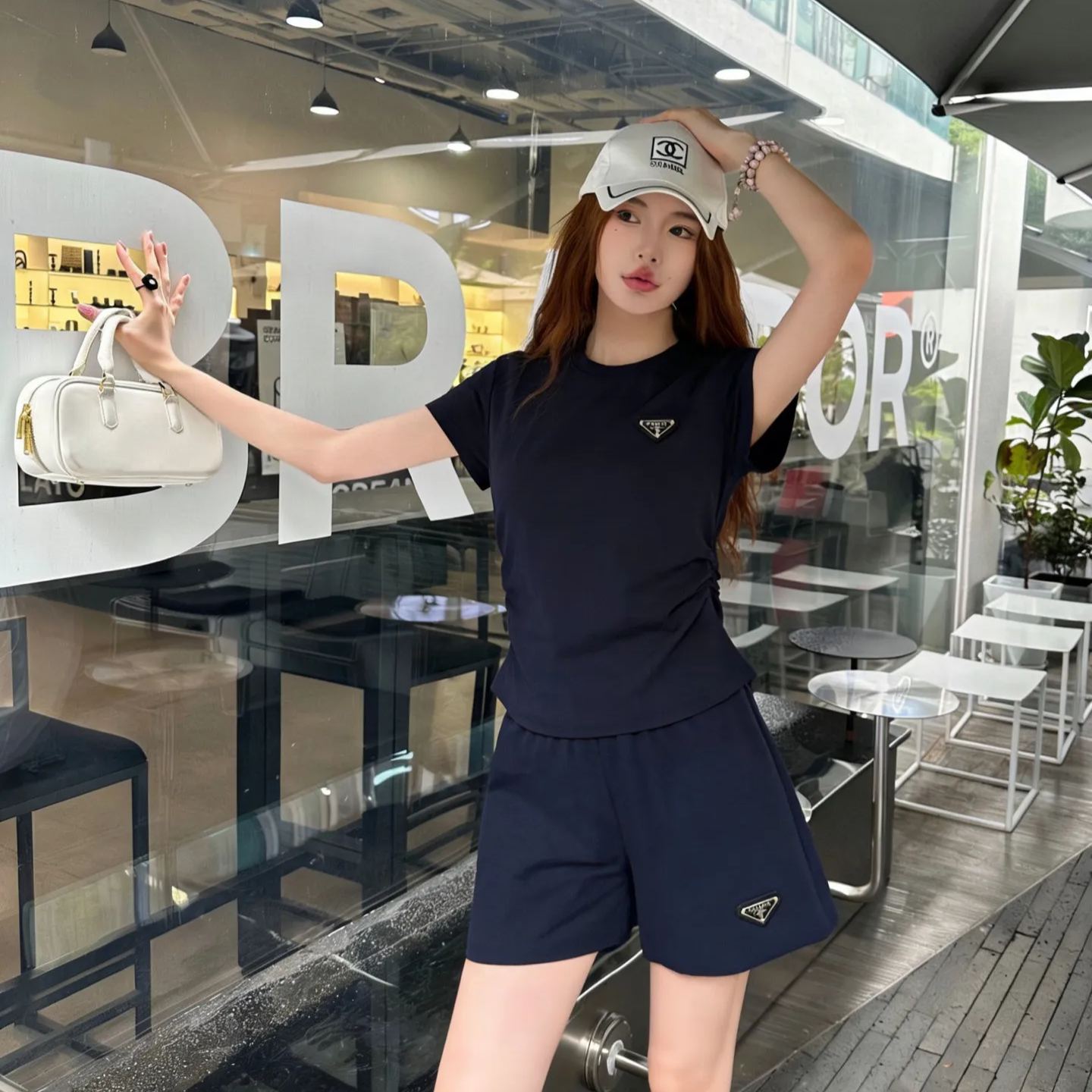 夏にぴったりフィットする半袖トップスとショートパンツのセット