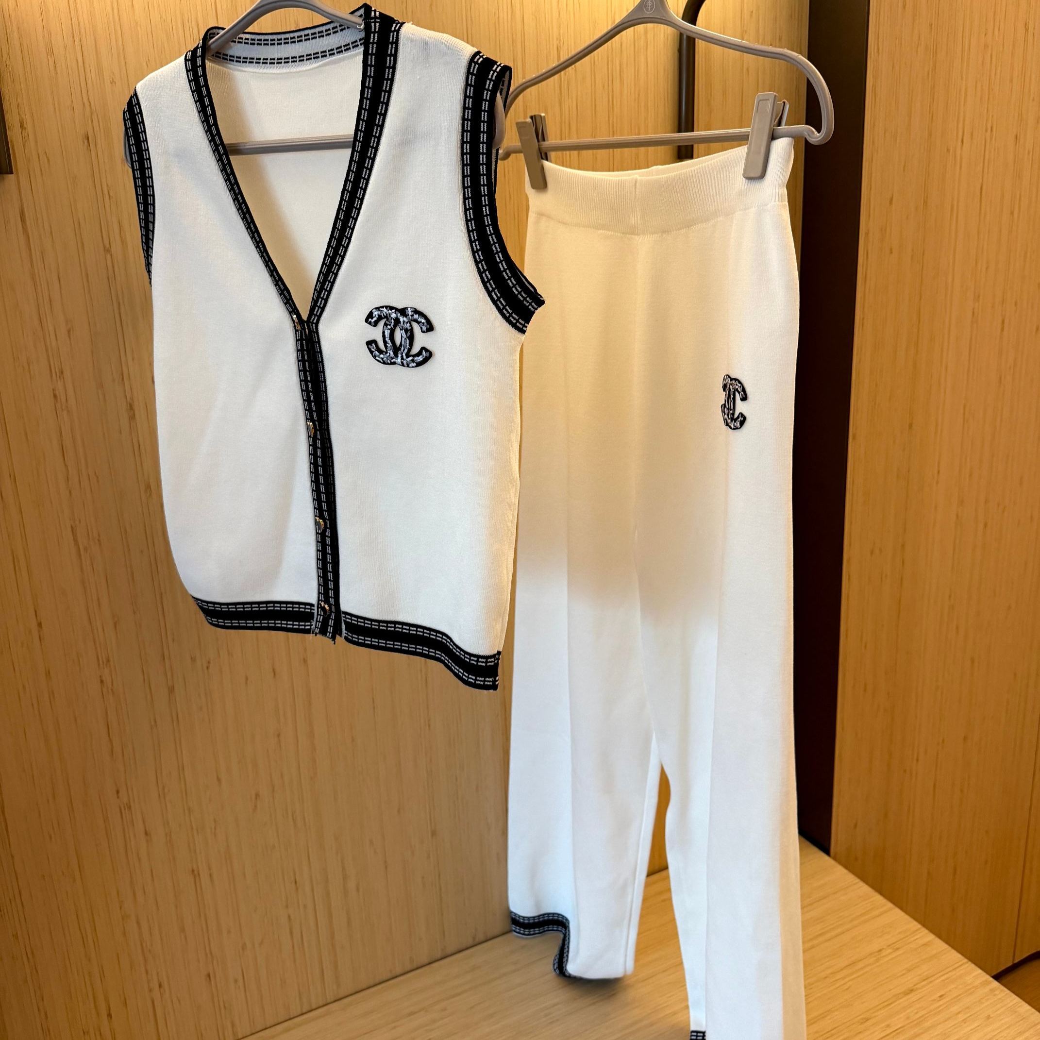 スタイリッシュなニットノースリーブトップスとワイドレッグパンツのツーピースセット