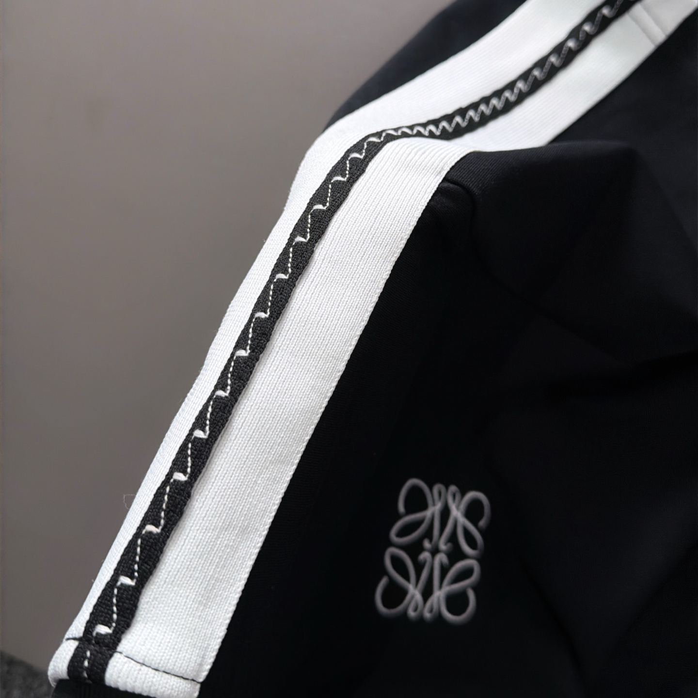 [Copy]『M-3XL』高級感のある刺繍入り襟付きポロシャツ スリムフィットで、着回しの効く半袖トップスです