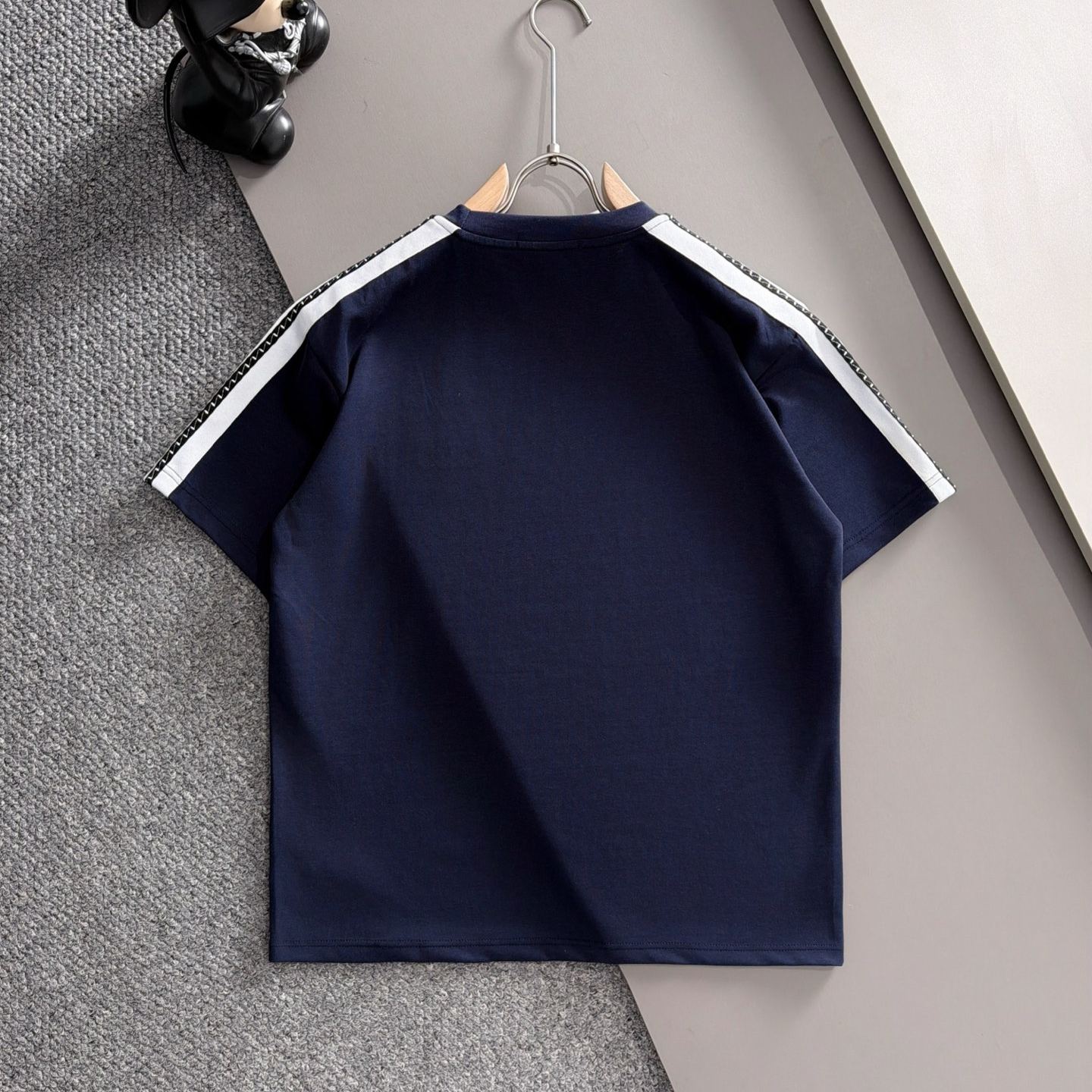 [Copy]『M-3XL』高級感のある刺繍入り襟付きポロシャツ スリムフィットで、着回しの効く半袖トップスです
