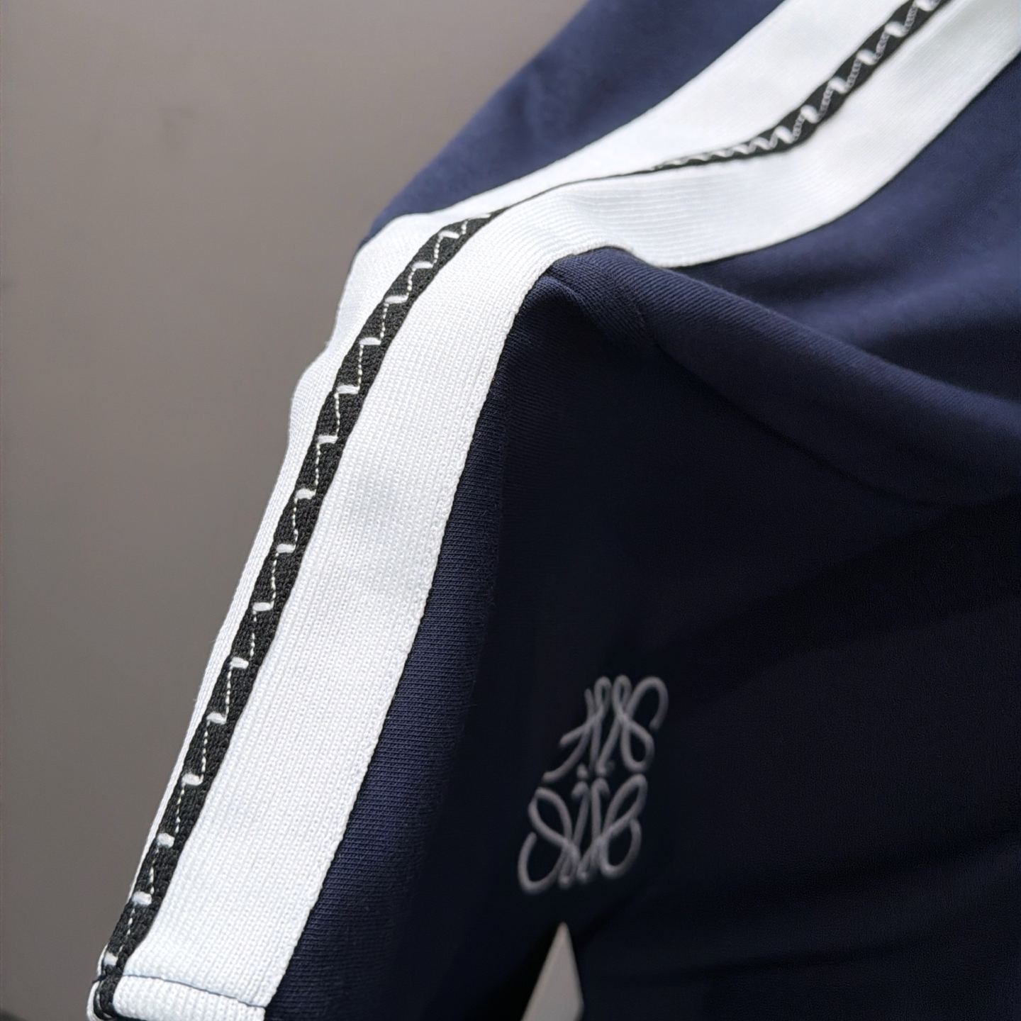 [Copy]『M-3XL』高級感のある刺繍入り襟付きポロシャツ スリムフィットで、着回しの効く半袖トップスです