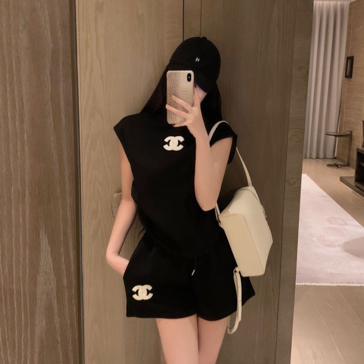 女性に人気の夏用スポーツウェアセット：ノースリーブトップス＋ハイウエストストレートショーツ
