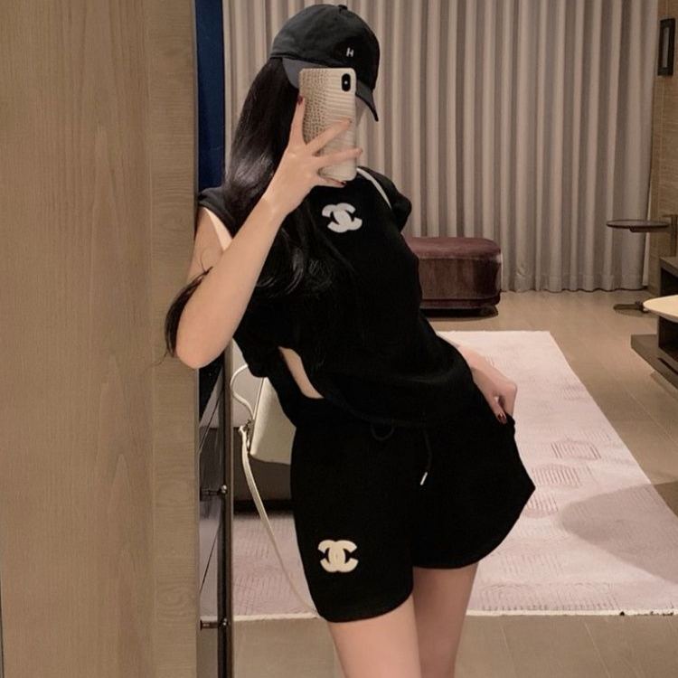 女性に人気の夏用スポーツウェアセット：ノースリーブトップス＋ハイウエストストレートショーツ