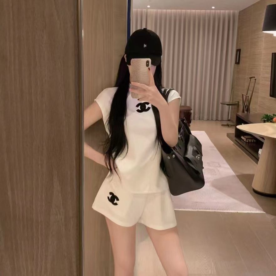 女性に人気の夏用スポーツウェアセット：ノースリーブトップス＋ハイウエストストレートショーツ