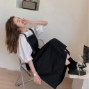 白色花苞袖上衣+黑色背帶裙