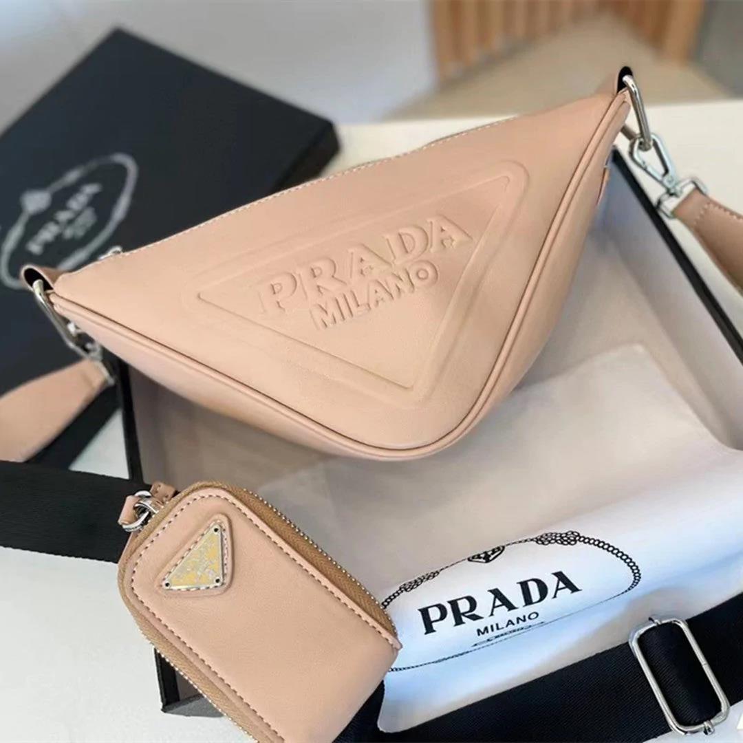 近藤千尋インスタグラム着用【PRADA】 トライアングル ポーチ