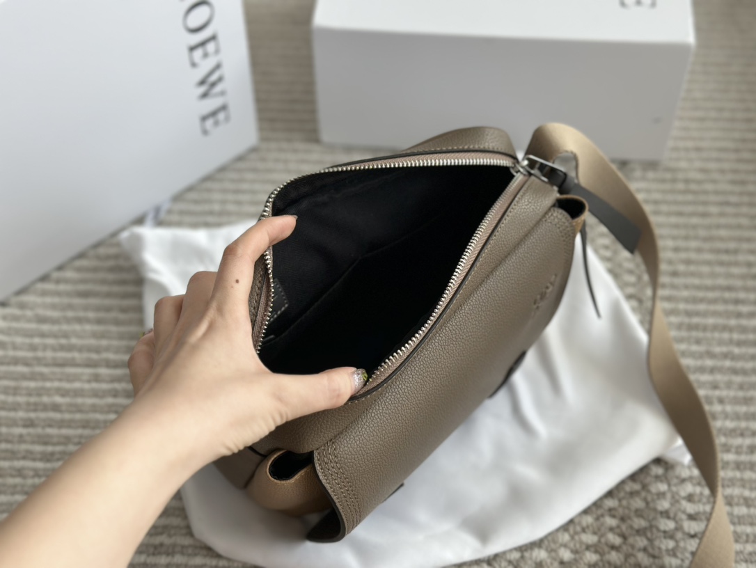 LOEWE バッグ MILITARY MESSENGE ミリタリー B553A72X22