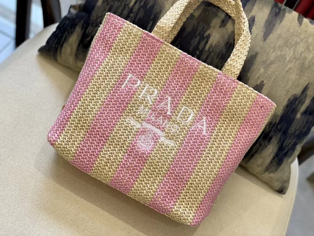 【PRADA】パリ限定！日本未入荷！夏らしいムードの大人気のラフィアトートバッグ