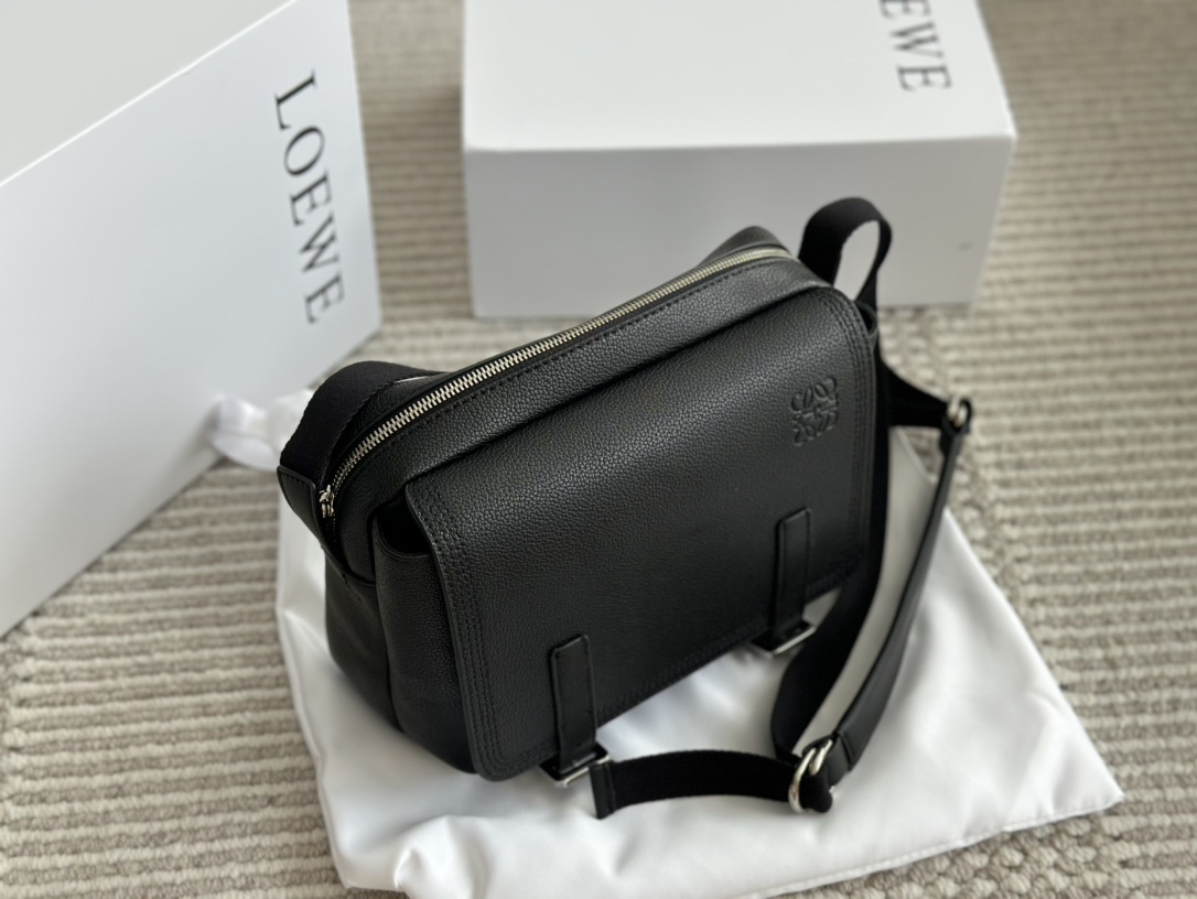 LOEWE バッグ MILITARY MESSENGE ミリタリー B553A72X22