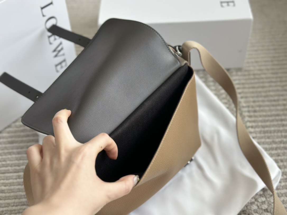 LOEWE バッグ MILITARY MESSENGE ミリタリー B553A72X22