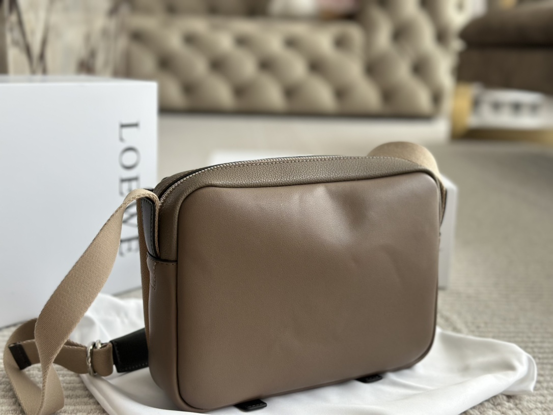 LOEWE バッグ MILITARY MESSENGE ミリタリー B553A72X22