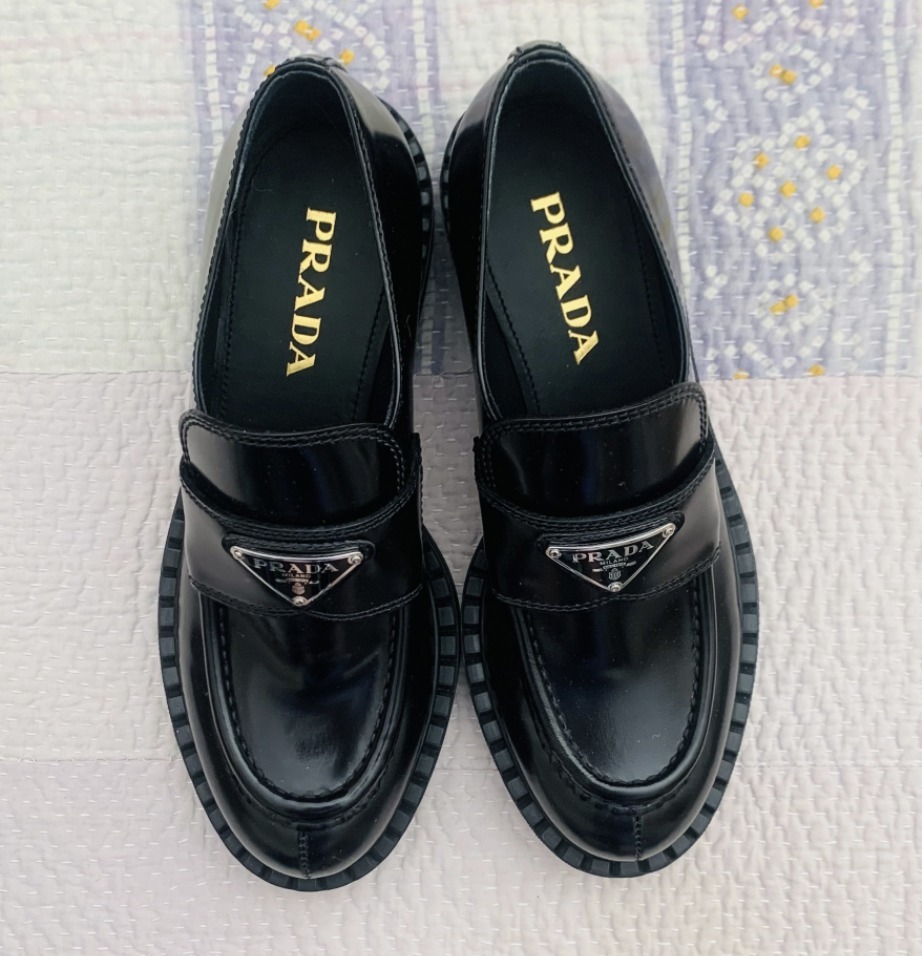 国内完売！PRADA直営店買付☆伝説的ローファー 1D246M