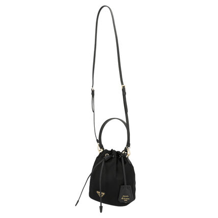 PRADA Re-Edition 1978 Re-Nylon ミニバケットバッグ 斜めからの画像