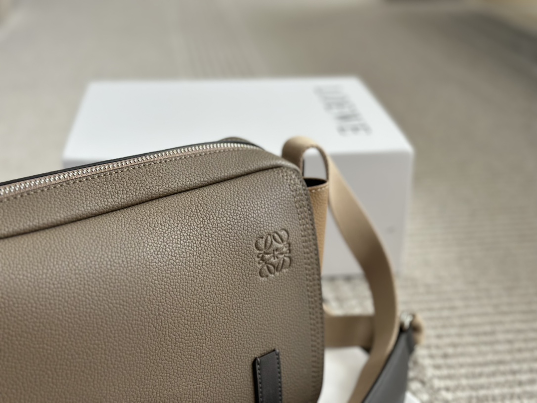 LOEWE バッグ MILITARY MESSENGE ミリタリー B553A72X22