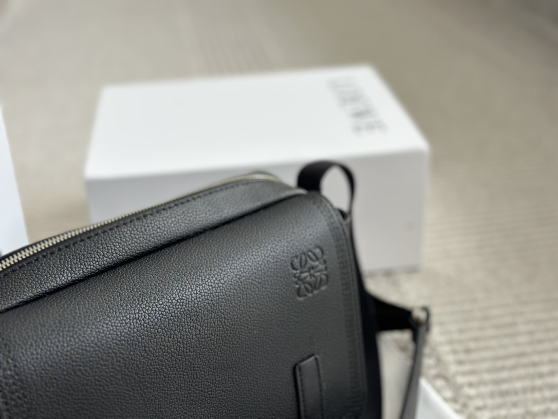LOEWE バッグ MILITARY MESSENGE ミリタリー B553A72X22