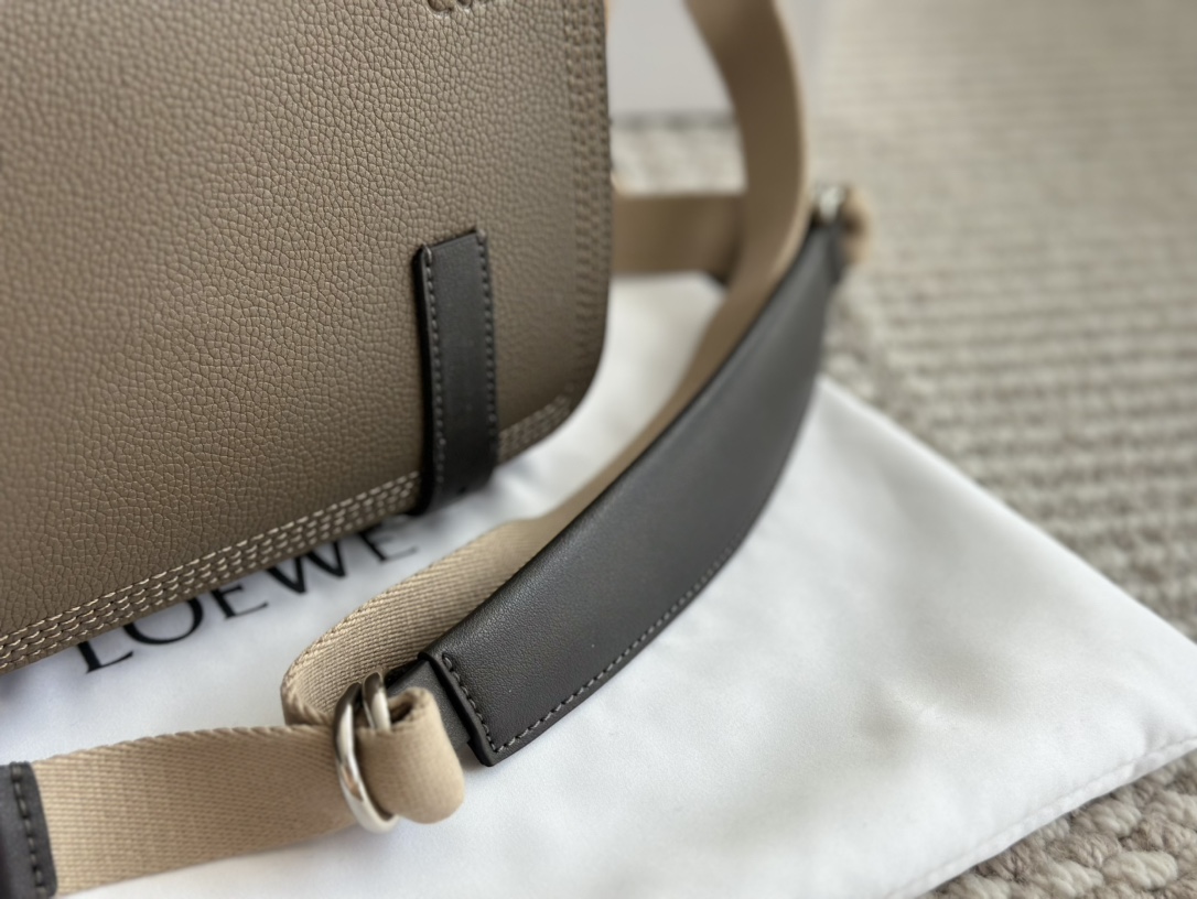 LOEWE バッグ MILITARY MESSENGE ミリタリー B553A72X22