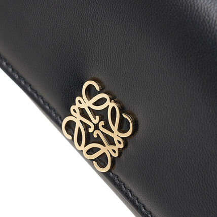 LOEWE パファー アナグラム ゴールドメタルロゴ ディテール