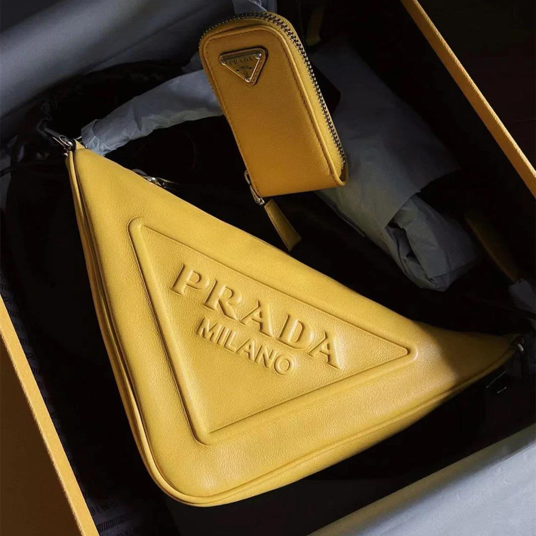 近藤千尋インスタグラム着用【PRADA】 トライアングル ポーチ