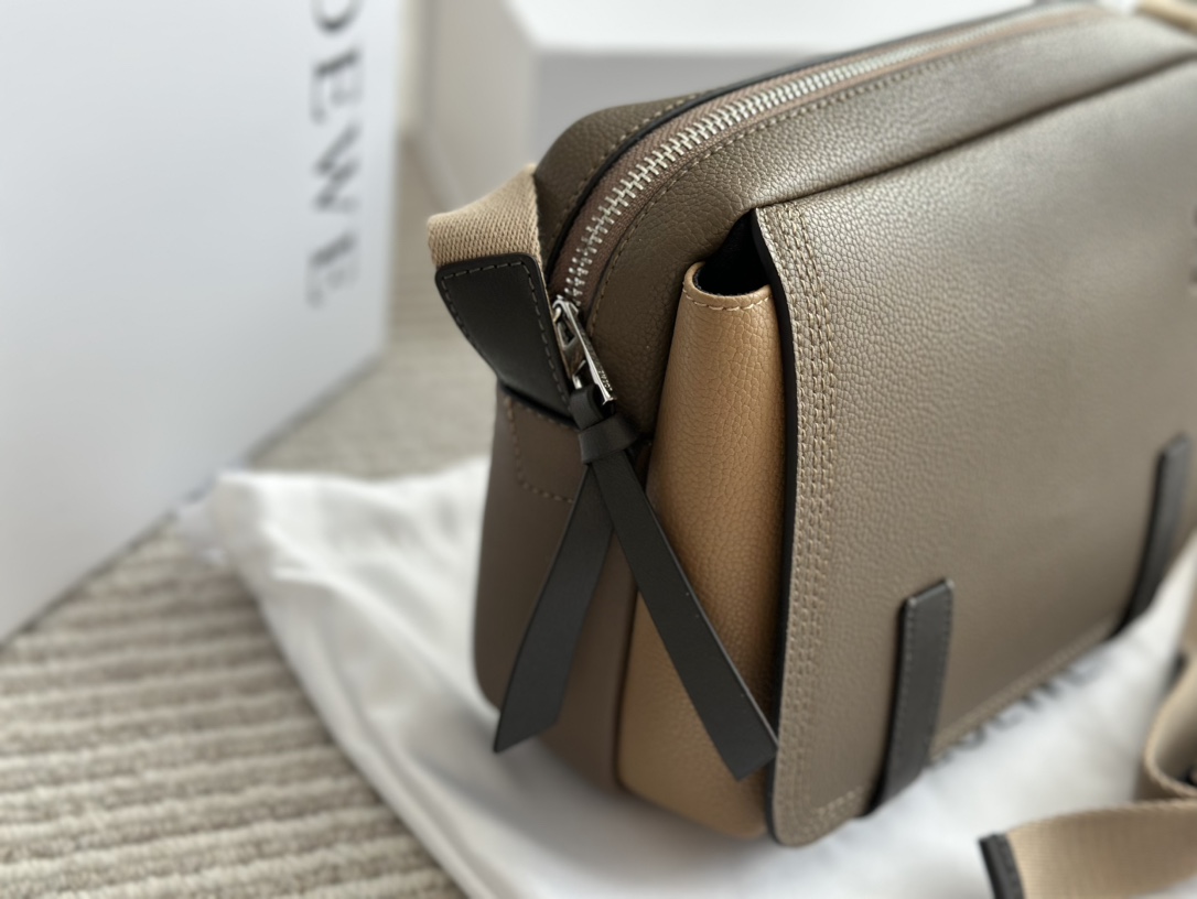 LOEWE バッグ MILITARY MESSENGE ミリタリー B553A72X22