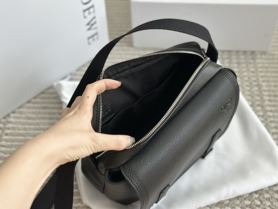 LOEWE バッグ MILITARY MESSENGE ミリタリー B553A72X22