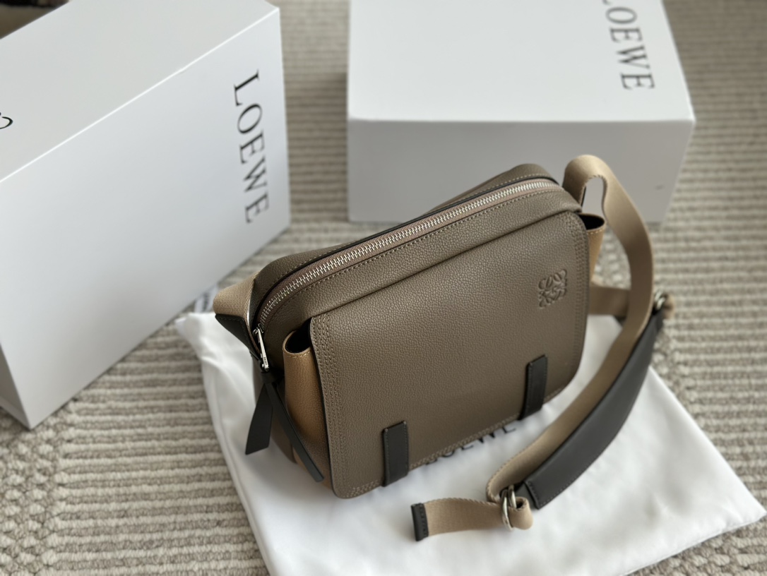 LOEWE バッグ MILITARY MESSENGE ミリタリー B553A72X22