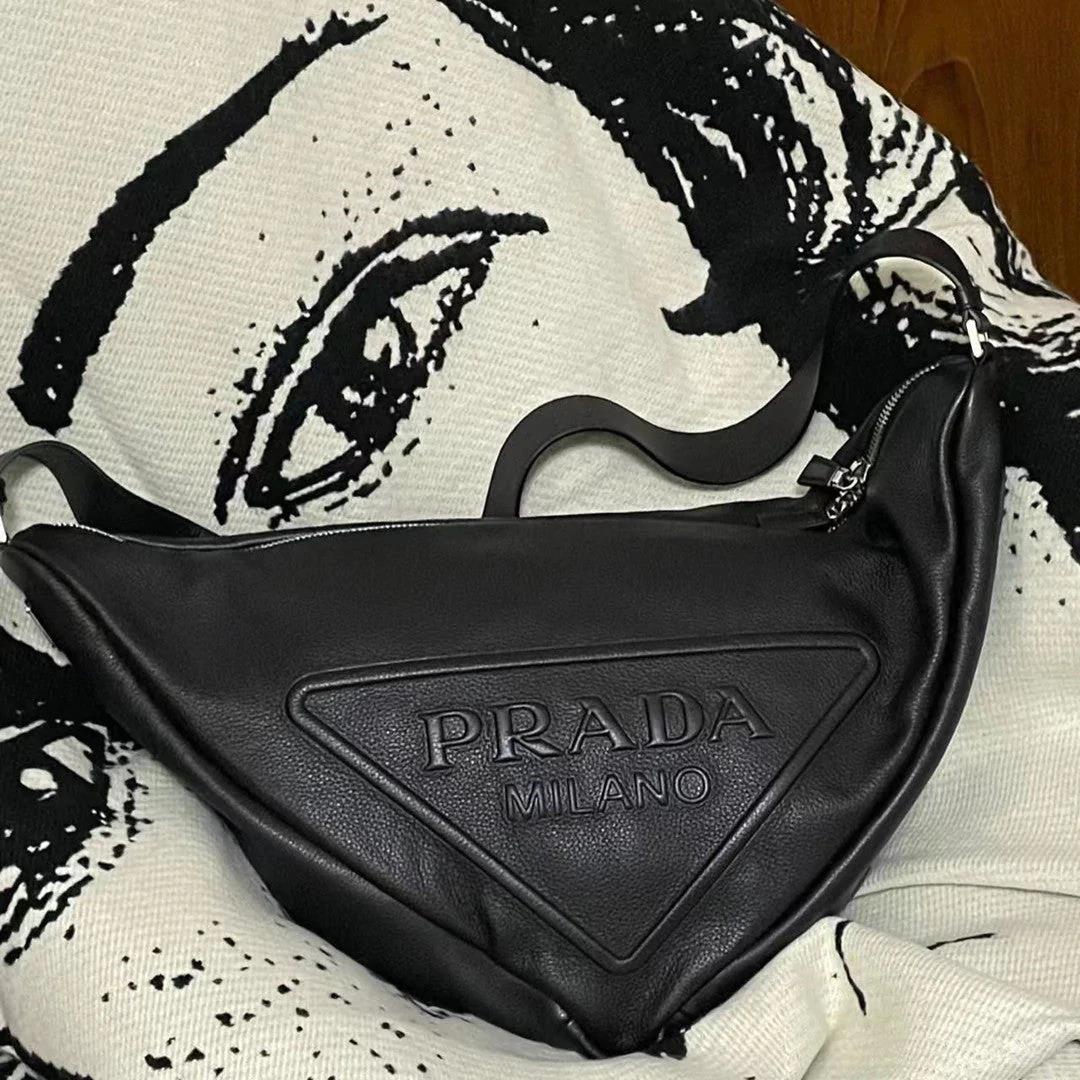 近藤千尋インスタグラム着用【PRADA】 トライアングル ポーチ