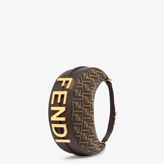 【FENDI |公式サイトは正規品】🔥雑誌「CLASSY」2023年3月号掲載！山本美月さん同項 のFendigraphyバッグ💓 日本で大人気！🔥男女兼用★完売続出