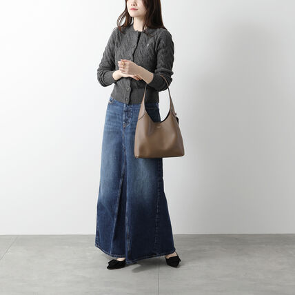 COACH ブルックリン ショルダー バッグ 28 ダークストーン 着用イメージ