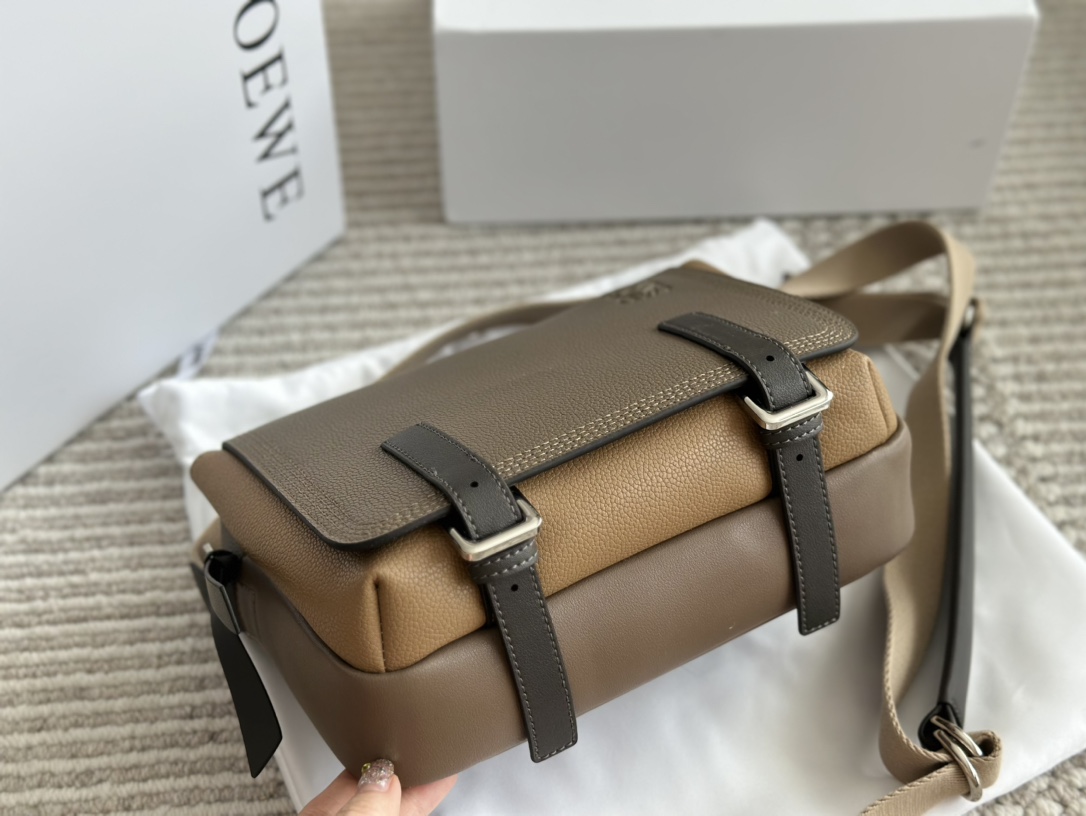 LOEWE バッグ MILITARY MESSENGE ミリタリー B553A72X22