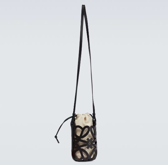 最旬♪LOEWE アナグラムカットアウト ポケット