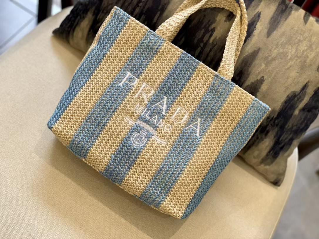 【PRADA】パリ限定！日本未入荷！夏らしいムードの大人気のラフィアトートバッグ