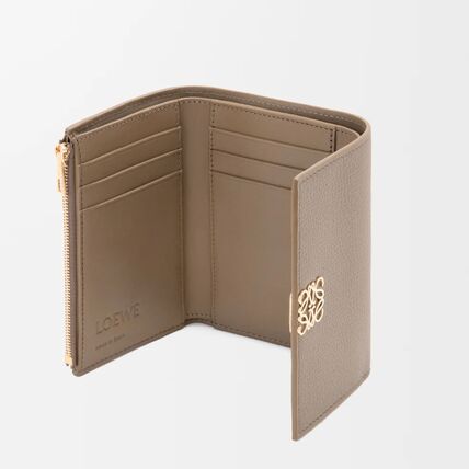 LOEWE アナグラム スモール バーティカル ウォレット トープ 開いた状態