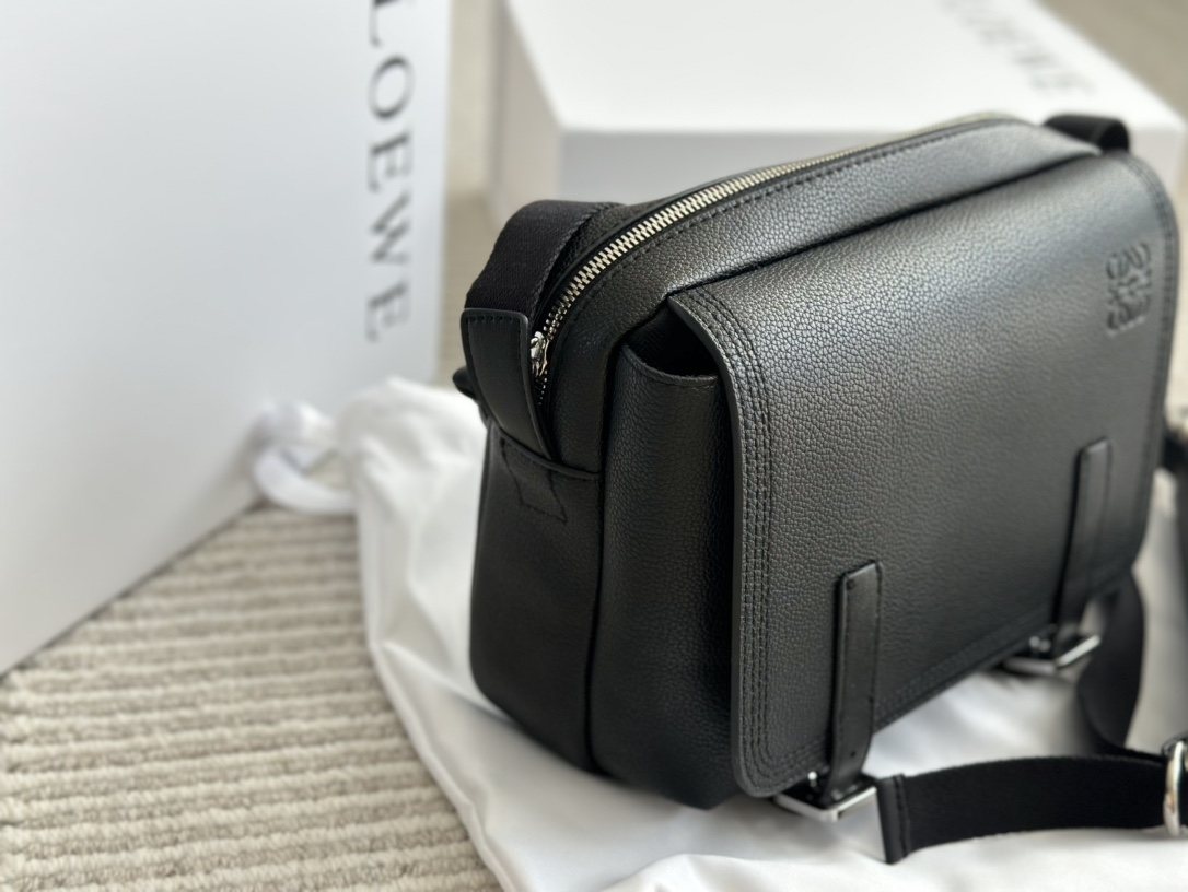 LOEWE バッグ MILITARY MESSENGE ミリタリー B553A72X22